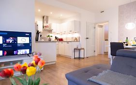 MiCasa OL - Deluxe Apartment mit Stil - Carport Stellplatz - Küche - WLAN - 3,7 KW Steckdose für E Auto - Terrasse